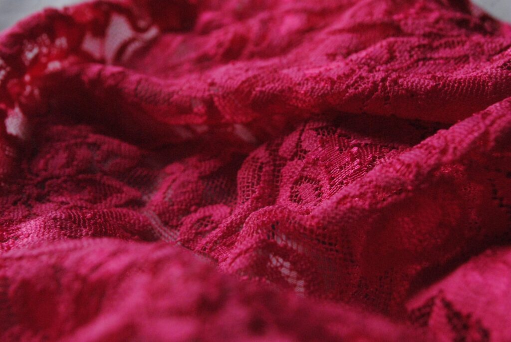 Gábor és Betti egy testben: megnéztem a Munkásruha csipkékkel – pofon a szabadságnak című darabot