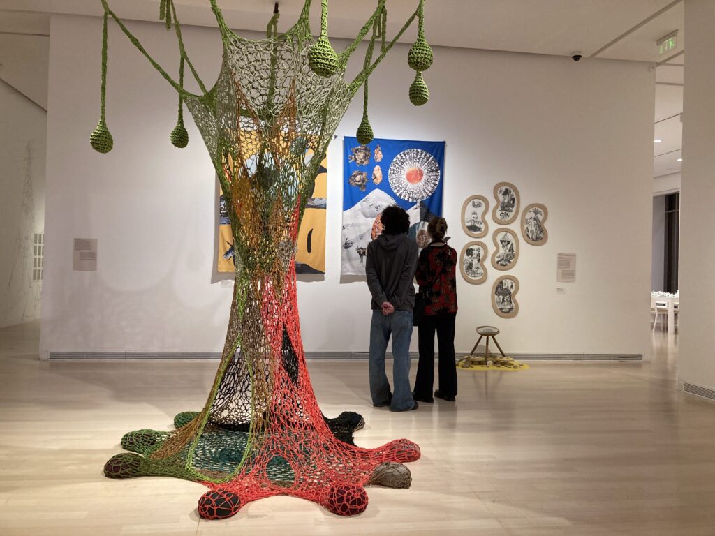 Takargatjuk a sebeinket, de van esély a gyógyulásra? Finom Illesztések – Golden Repair kiállítás a Ludwig Múzeumban